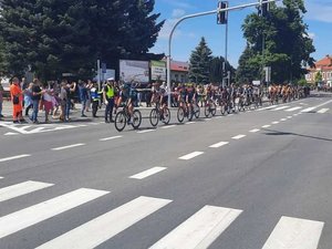 Zdjęcia przedstawiają kibiców, funkcjonariuszy oraz jadących kolarzy podczas Tour de Pologne.