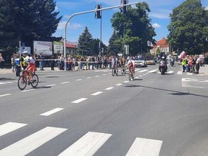 Zdjęcia przedstawiają kibiców, funkcjonariuszy oraz jadących kolarzy podczas Tour de Pologne.