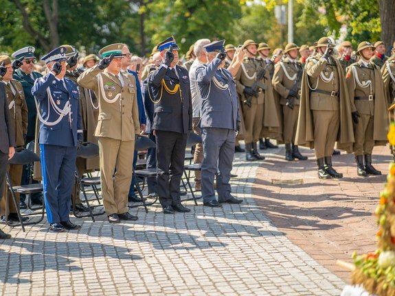 Zdjęcia przedstawiają funkcjonariuszy służb mundurowych podczas pielgrzymki w Leżajsku.