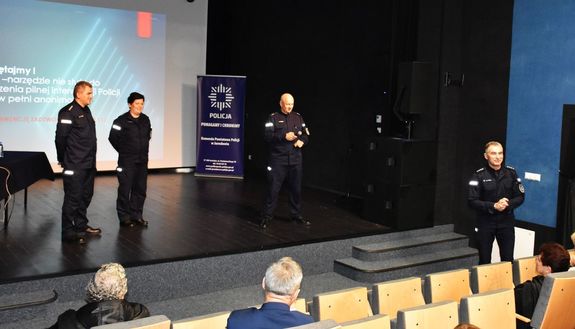 Policjanci na scenie podczas debaty