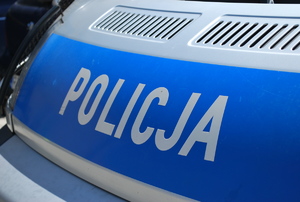 Na zdjęciu maska policyjnego radiowozu z napisem policja
