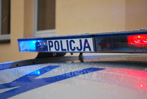 Na zdjęciu belka policyjnego radiowozu z napisem policja.