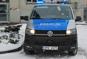 Na zdjęciu policyjny radiowóz marki Volkswagen. W tle budynek Komendy Miejskie Policji w Rzeszowie.