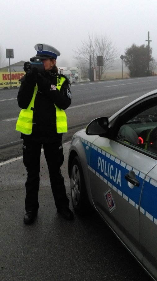 Policjantka podczas działań z fotoradarem