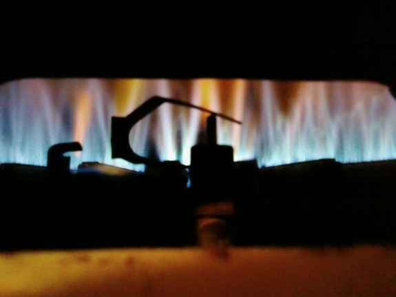 Ogień w piecyku gazowym
