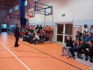 Policjant podczas prelekcji  z dziećmi dotycząca bezpiecznych ferii