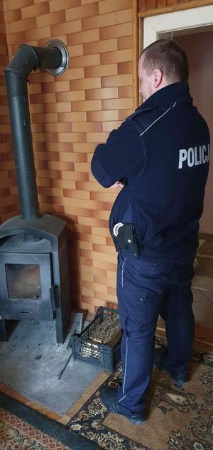 Umundurowany policjant podczas odwiedzin posesyjnych.