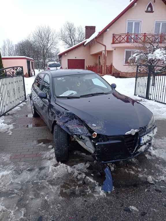 Uszkodzone Alfa Romeo, które brało udział w wypadku drogowym