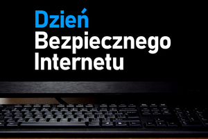 Monitor i klawiatura + napis Dzień Bezpiecznego Internetu