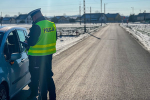 Zdjęcia przedstawiają policjantów leżajskiej komendy podczas działań profilaktycznych odnośnie bezpiecznego przejazdu kolejowego w Wierzawicach.