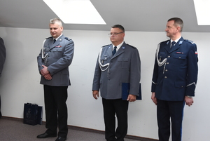 Na zdjęciu umundurowani policjanci od prawej: inspektor Stanisław Sekuła, nadkomisarz Tomasz Balawajder, podinspektor Krzysztof Łopuszański