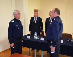 Policjant składa meldunek Komendantowi Wojewódzkiemu Policji w Rzeszowie