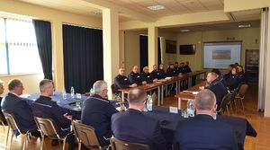 Policjanci na odprawie w jarosławskiej jednostce