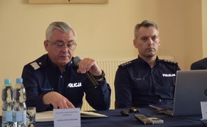 Komendant Wojewódzki Policji w  Rzeszowie i Komendant Powiatowy Policji w Jarosławiu w trakcie odprawy