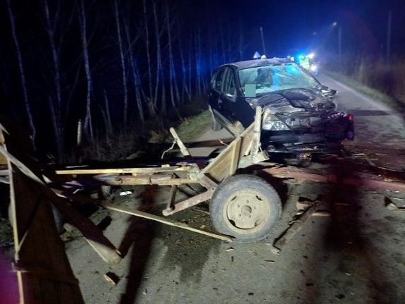 Na zdjęciu uszkodzony wóz oraz pojazd uczestniczący w zdarzeniu