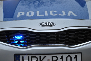 Na zdjęciu maska policyjnego radiowozu z napisem policja.