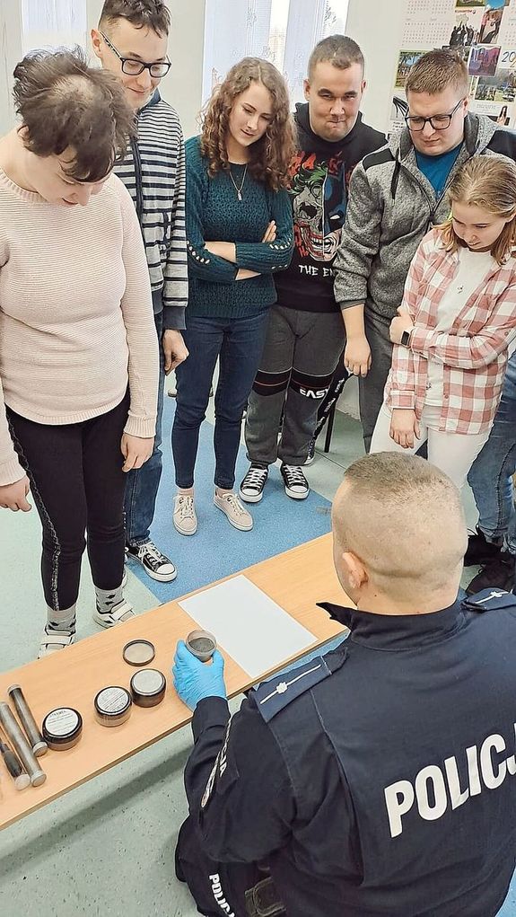 Technik kryminalistyki Komendy Miejskiej Policji w Tarnobrzegu w czasie wolnym od służby uczestniczył w spotkaniu z młodzieżą ze Szkoły Specjalnej w Klimontowie działającej przy Fundacji  Szlachetne Anioły.