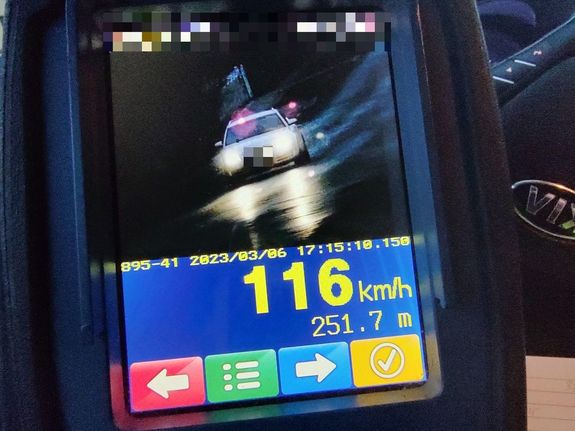 Zdjęcie z miernika prędkości przedstawiające pojazd, którego kierujący przekroczył dozwoloną prędkość