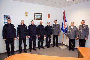 Wspólne zdjęcie nowych policjantów oraz kadry kierowniczej sanockiej policji.