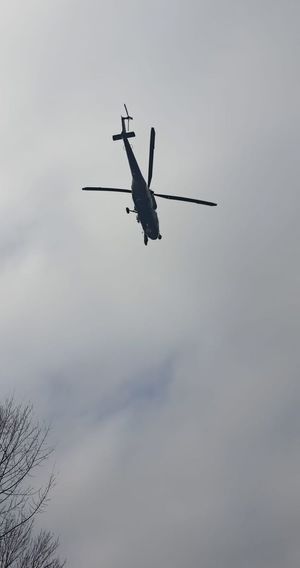 Helikopter wojskowy biorący udział w akcji poszukiwawczej