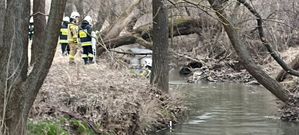 Strażacy w trakcie poszukiwań kobiety na brzegu rzeki