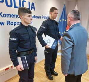 Podinsp. Roman Zawiślak gratuluje nowo przyjętym funkcjonariuszom