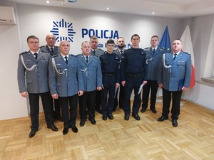 Zdjęcie grupowe - kadra kierownicza, starosta powiatu ropczycko - Sędziszowskiego oraz nowo przyjęci funkcjoanrisuze