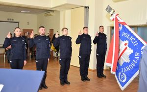 Policjanci podczas ślubowania. Po prawej stronie znajduje się sztandar Komendy Powiatowej Policji w Jarosławiu
