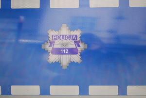 Na zdjęciu logo policji z napisem 112.