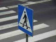 zdjęcie przestawia przejście dla pieszych oraz znak drogowy oznaczający przejście