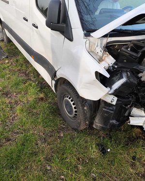 Uszkodzony Mercedes Sprinter, który brał udział w zdarzeniu drogowym