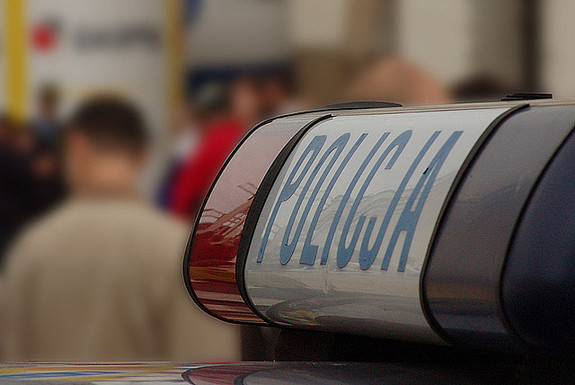 Na zdjęciu widoczny radiowóz policyjny. na dachu pojazdu widoczne sygnały świetlne i napis Policja.