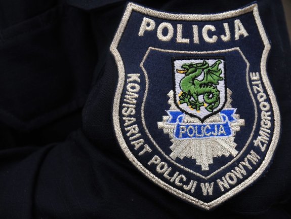 Na zdjęciu widoczna jest naszywka na rękawie policyjnego munduru. Naszywka przedstawia logo KP Nowy Żmigród.