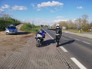 Na zdjęciu policjant ruchu drogowego patroluje ulice pod kątem bezpiecznego korzystania z dróg przez motocyklistów
