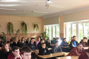 Na zdjęciu uczniowie Zespołu Szkół w Gorzycach. Spotkanie z policyjnym profilaktykiem, który mówił o przemocy rówieśniczej.