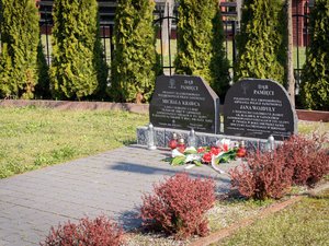 Zdjęcie przedstawią &quot;dęby pamięci&quot; poległych policjantów w Zbrodni Katyńskiej.
