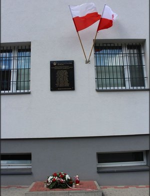 Tablica Pamięci znajdująca się na frontonie budynku Komendy Miejskiej Policji w Tarnobrzegu przy ul. 1 Maja2.