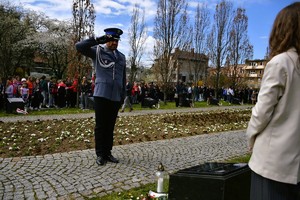 Komendant Powiatowy Policji w Dębicy mł.insp. Jerzy Mazur złożył kwiaty oraz oddał hołd zamordowanym policjantom, pochodzącym z ziemi dębickiej.