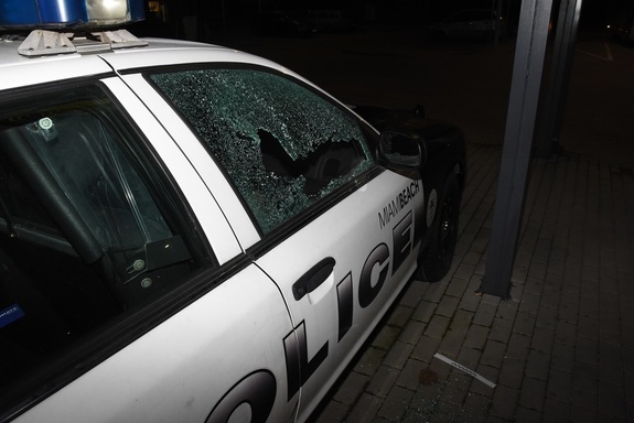 Amerykański radiowóz policyjny, w którym w ubiegłym tygodniu zostały wybite boczne szyby.