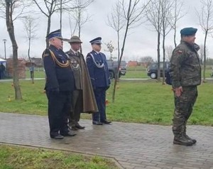 Komendant Powiatowy Policji w Przeworsku  składa wiązankę pod pomnikiem