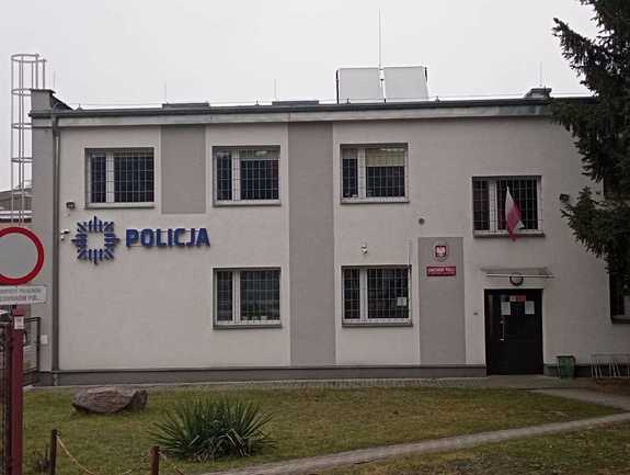 Budynek Komisariatu Policji w Sędziszowie Małopolskim widziany od ul. 3 - go Maja