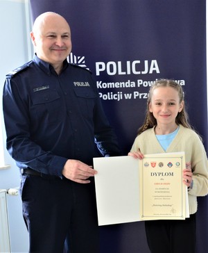 Komendant Powiatowy Policji w Przeworsku wręcza laureatce konkursu nagrody