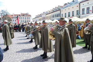 Na zdjęciu wojskowa orkiestra dęta.