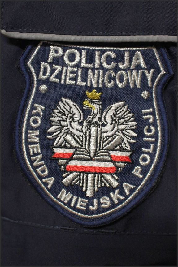 Na zdjęciu widoczne naszywka umieszczona na mundurze Dzielnicowego - Policja, Dzielnicowy Komenda Miejska Policji Tarnobrzeg.