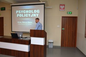 Na zdjęciu psycholog policyjny mł.asp. M. Majkut