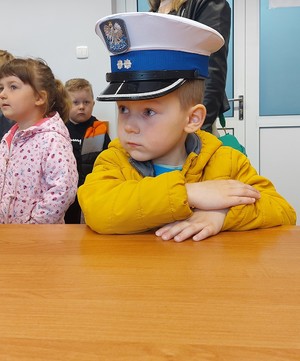 Dzieci oglądają i przymierzają sprzęt będący na wyposażeniu policjantów