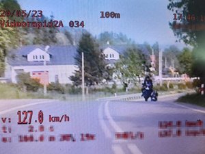 Zdjęcie z policyjnego wideorejestratora przedstawiające moment popełnienia wykroczenia