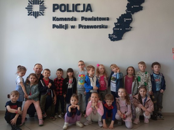 Wspólne zdjęcie przedszkolaków pod napisem  Policja KPP Przeworsk