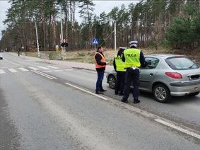 Na zdjęciu policjanci ruchu drogowego Komendy Miejskiej Policji w Tarnobrzegu podczas działań &quot; Bezpieczny Przejazd&quot; - przejazdy kolejowe w powiecie tarnobrzeskim.