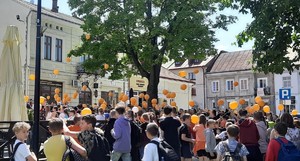 Dzieci z pomarańczowymi balonikami na Rynku w Przeworsku